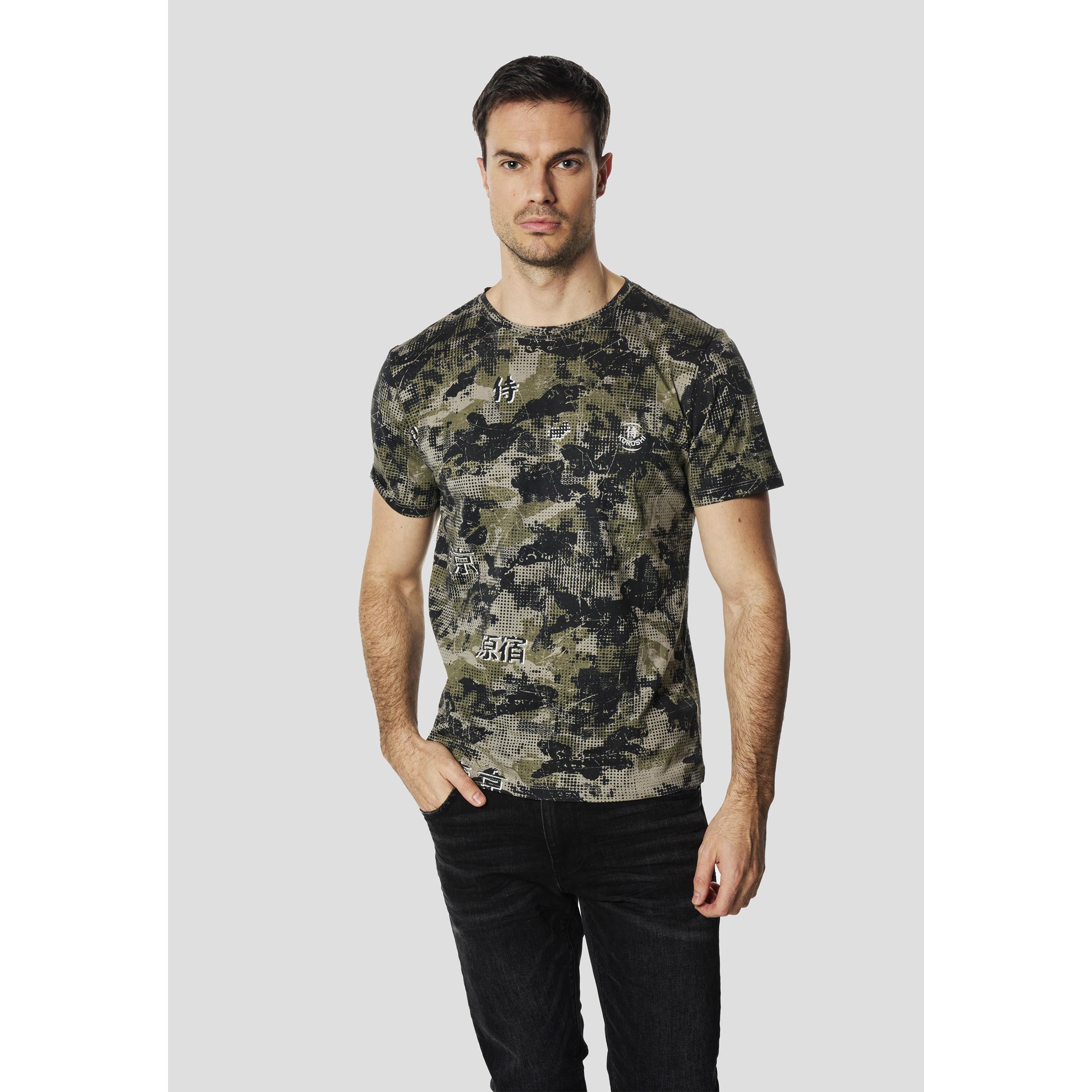 Koroshi - Camiseta hombre manga corta estampado camuflaje kaki all-over con caracteres japoneses y parche bordado, 100% algodón, corte regular