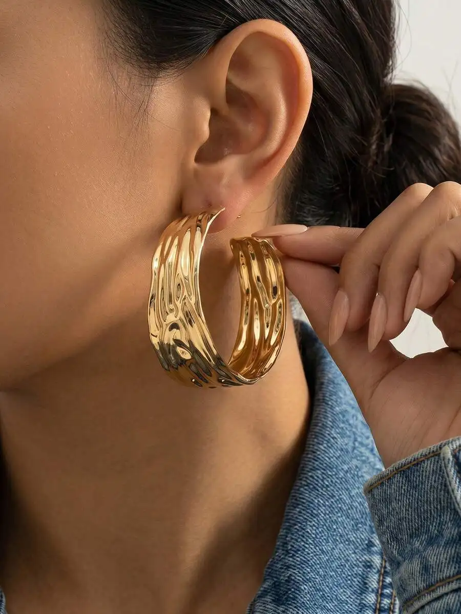 1 pair oversized fashionable earrings in European American style