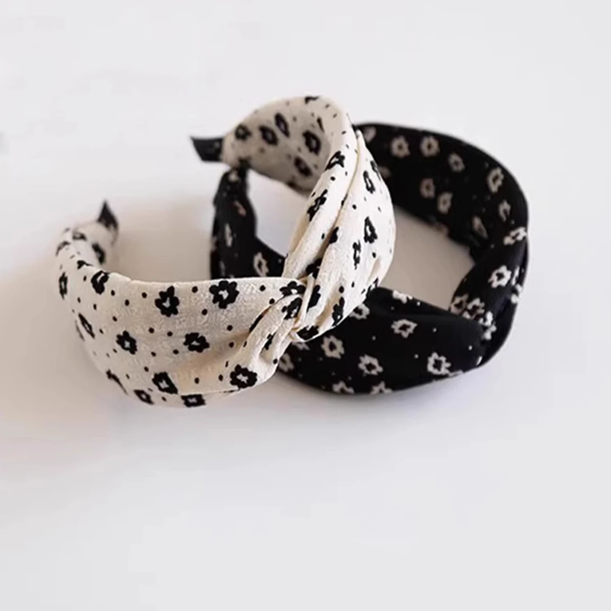 Black and White Floral Fabric Wide-Edge Hair Band for Washing Face, Versatile Headband for Going Out, Hair Clip and Head Accesso