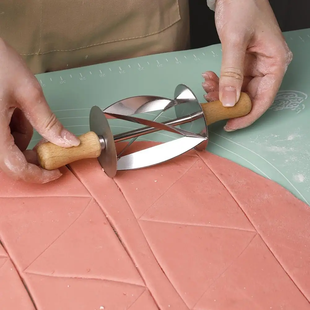 Triangle Dough Cutter Stainless Steel Croissant Cutter Roller with Wooden Handle Pastry Dough Triangle Cutter Bread for Baking